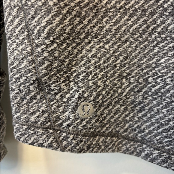 Lululemon Outrun 1/2 Zip Heathered Grey Pullover Jacket Athleisure Running Gym - Picture 10 of 10